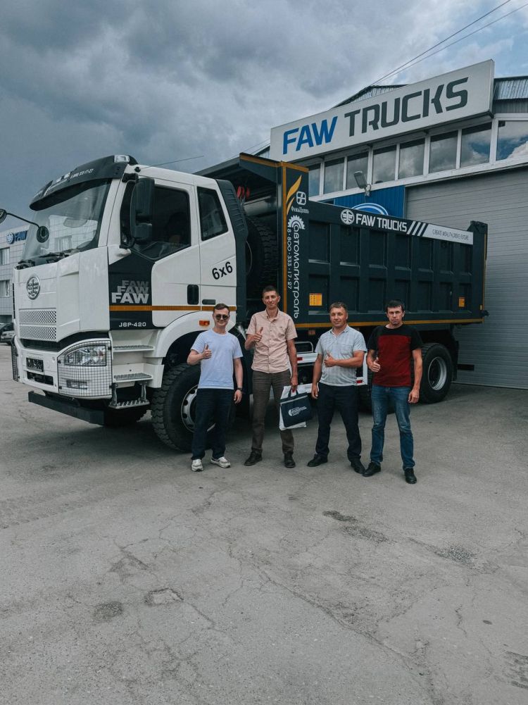 Сегодня состоялась выдача самосвала FAW 6х6 2023 года! Наш менеджер Дмитрий Шевцов лично передал ключи счастливому владельцу. Поздравляем клиентов с отличным приобретением!