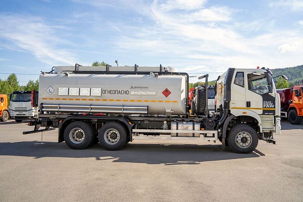 Автоцистерна для перевозки ГСМ или нефти FAW 6х4
