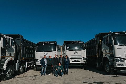 Счастливые владельцы, как всегда, улыбаются шире, чем кто-то! Так что не теряйте время, заглядывайте к нам – новые грузовики уже стоят в очереди!