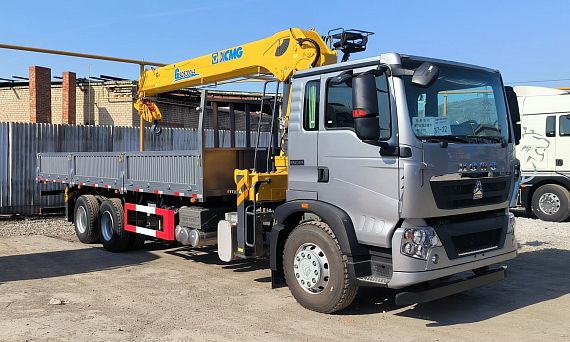 Бортовой автомобиль HOWO ТХ 6X4 с КМУ