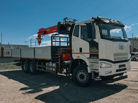 Бортовой автомобиль FAW 6х4 с КМУ Kanglim KS 1256