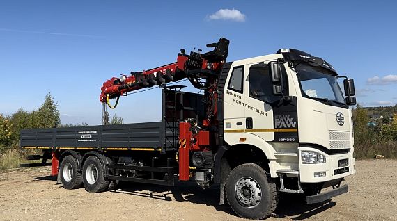 Бортовой автомобиль FAW с КМУ UMM 76 ТБ с буровой установкой