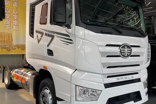 Магистальный тягач 4х2 FAW J7 LNG