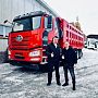 Сегодня у нас отличный повод для хорошего настроения — в автопарк нашего клиента отправился яркий красный самосвал J6!