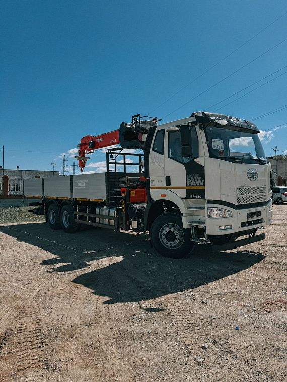 Бортовой FAW J6P 6х6 с КМУ Kanglim